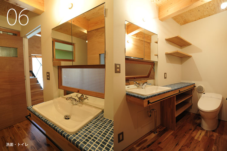 大阪　設計事務所　建築家　洗面室　モザイクタイル　三面鏡
